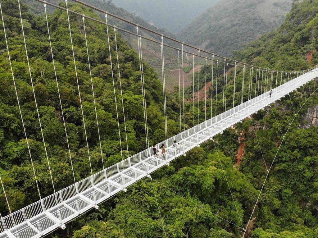 Jembatan Kaca Terpanjang di Dunia yang Cantik tapi Mencekam