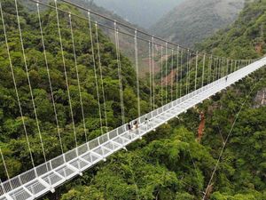 Terpopuler: Jembatan Kaca Terpanjang di Dunia Sudah Dibuka Terpopuler: Jembatan Kaca Terpanjang di Dunia Sudah Dibuka