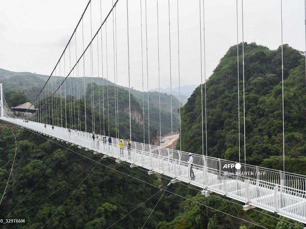 Jembatan Kaca Terpanjang di Dunia Sudah Dibuka, Berani Melintas?