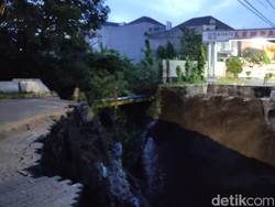 Jembatan Lembah Dieng di Kota Malang Ambrol Total Sebelum Diperbaiki