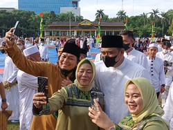 Kala Walkot Bobby Jadi Rebutan Selfie Jemaah Salat Id
