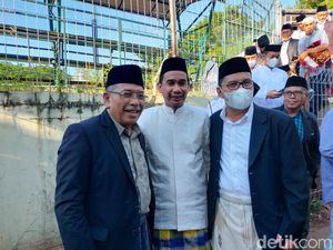 Salat Id Bareng Danny, Ketua DPRD Makassar: Lebaran Momentum Gotong Royong Salat Id Bareng Danny, Ketua DPRD Makassar: Lebaran Momentum Gotong Royong