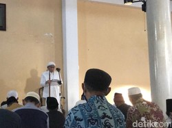 Ketum PBNU Gus Yahya Imami Salat Id di Pondok Gus Mus, Begini Pesannya