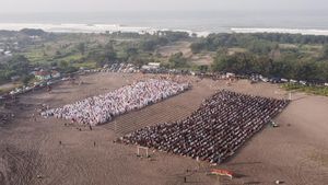 Khusyuknya Salat Idul Fitri di Gumuk Pasir Yogyakarta