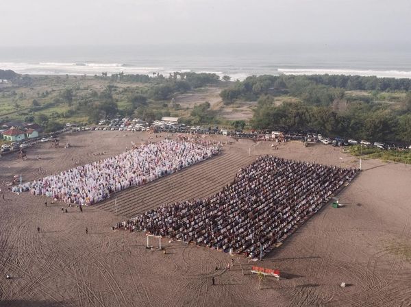 Khusyuknya Salat Idul Fitri di Gumuk Pasir Yogyakarta
