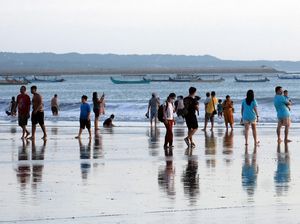 Kala Kuta Diterpa Isu Tak Sedap: Perampasan Ponsel-Teh Botol Mahal Kala Kuta Diterpa Isu Tak Sedap: Perampasan Ponsel-Teh Botol Mahal
