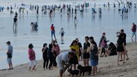 Libur Lebaran, Pantai Kuta Bali Ramai Wisatawan