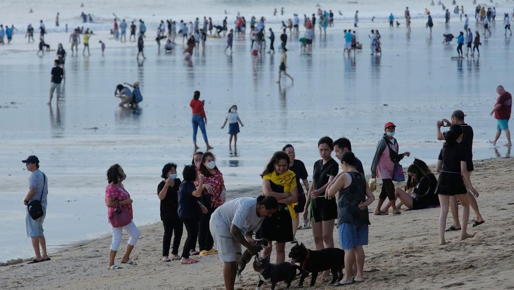 Libur Lebaran, Pantai Kuta Bali Ramai Wisatawan Libur Lebaran, Pantai Kuta Bali Ramai Wisatawan