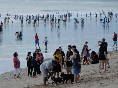 Libur Lebaran, Pantai Kuta Bali Ramai Wisatawan