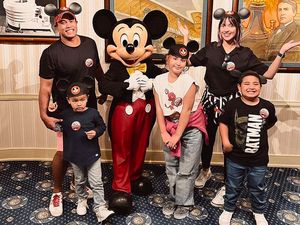 Potret Bahagia Nia Ramadhani & Ardie Bakrie Libur Lebaran di AS Setelah Bebas Potret Bahagia Nia Ramadhani & Ardie Bakrie Libur Lebaran di AS Setelah Bebas