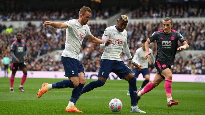 LONDON, ENGLAND - MAY 01: Harry Kane and Emerson Royal of Tottenham Hotspur run with the ball from Caglar Soyuncu of Leicester City during the Premier League match between Tottenham Hotspur and Leicester City at Tottenham Hotspur Stadium on May 01, 2022 in London, England. (Photo by Mike Hewitt/Getty Images)