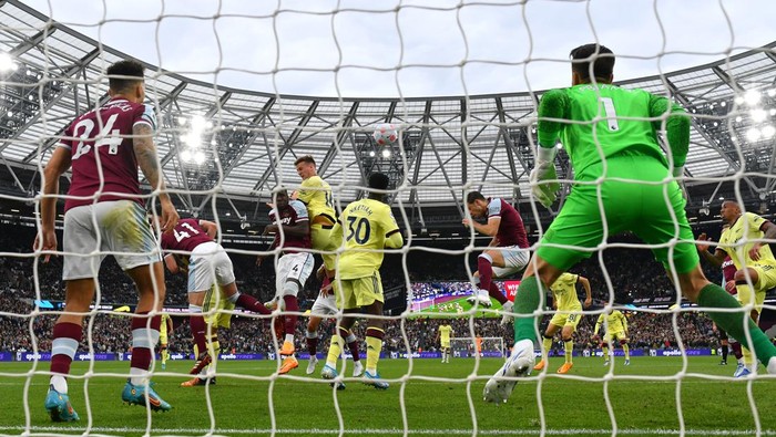 LONDON, ENGLAND - MAY 01: Rob Holding of Arsenal scores their sides first goal during the Premier League match between West Ham United and Arsenal at London Stadium on May 01, 2022 in London, England. (Photo by Justin Setterfield/Getty Images)