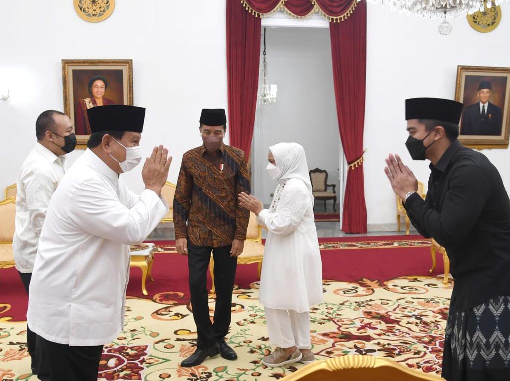 Momen Silaturahmi Jokowi di Jogja: Sowan Sultan-Makan Opor Bareng Prabowo
