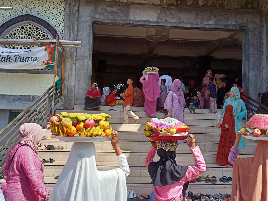 Serunya Menekan, Tradisi Makan Bareng Rayakan Idul Fitri di Karangasem
