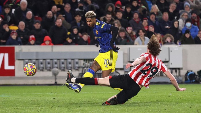 BRENTFORD, ENGLAND - JANUARY 19: Marcus Rashford of Manchester United scores their sides third goal during the Premier League match between Brentford and Manchester United at Brentford Community Stadium on January 19, 2022 in Brentford, England. (Photo by Alex Pantling/Getty Images)