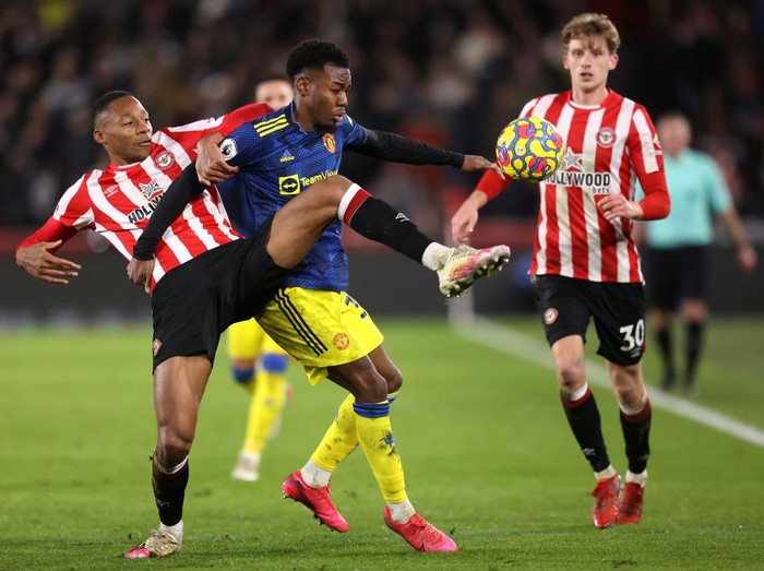 BRENTFORD, ENGLAND - JANUARY 19: Anthony Elanga of Manchester United is challenged by Ethan Pinnock of Brentford during the Premier League match between Brentford and Manchester United at Brentford Community Stadium on January 19, 2022 in Brentford, England. (Photo by Alex Pantling/Getty Images)