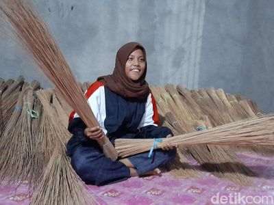 Mantul! Mahasiswi di Sulbar Sukses Ekspor Sapu Lidi ke India