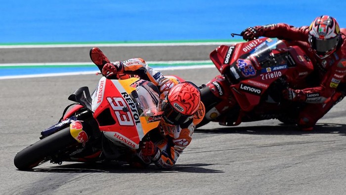 Marc Marquez saat memakai jurus sikut di Jerez 2022. Foto: AFP/JAVIER SORIANO Marc Marquez saat memakai jurus sikut di Jerez 2022. Foto: AFP/JAVIER SORIANO