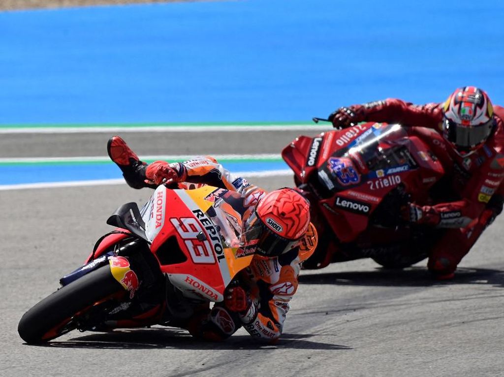 Marc Marquez Dibantu Fans saat Nyaris Nyusruk di Tikungan Lorenzo Marc Marquez Dibantu Fans saat Nyaris Nyusruk di Tikungan Lorenzo