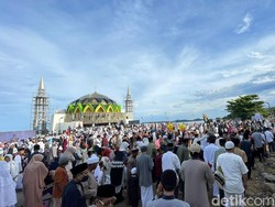 Salat Id Perdana di Masjid Terapung BJ Habibie Parepare, Jemaah Membeludak