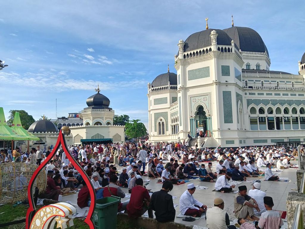 Salat Idul Fitri 1443H, Warga Padati Masjid Raya Al -Mashun Medan