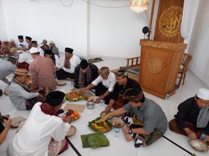 Melihat Tradisi Megibung Warga Kampung Singaraja