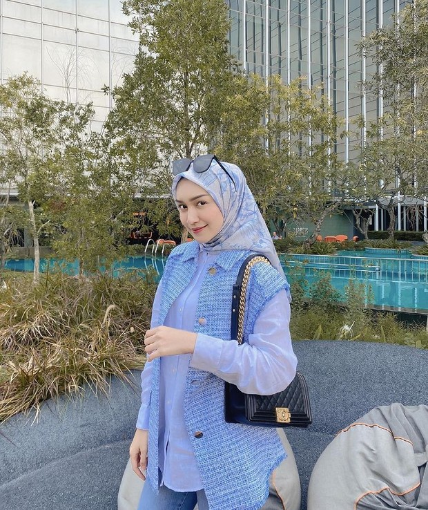 Melody Prima Tampil Simpel Memakai Outer Short Sleeve Knit Vest Melody Prima