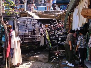 Mobil Timpa Kios Suvenir di Ceking Diduga Akibat Sopir Mengantuk