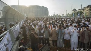 Momen Anies Baswedan Bersama Warga Salat Id Perdana di JIS