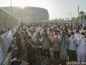 Momen Anies Baswedan Bersama Warga Salat Id Perdana di JIS