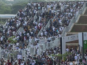 Melihat dari Udara Ramainya Warga Salat Idul Fitri di JIS