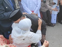 Momen Haru Anies Sungkem Ibunda-Peluk Istri Usai Salat Id di JIS