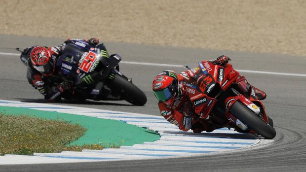 MotoGP - Spanish Grand Prix - Circuito de Jerez, Jerez, Spain - May 1, 2022 Ducati Lenovo's Francesco Bagnaia and Monster Energy Yamaha MotoGP's Fabio Quartararo in action during the race REUTERS/Jon Nazca