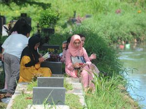 Adab Ziarah Kubur Bagi Perempuan Haid Adab Ziarah Kubur Bagi Perempuan Haid