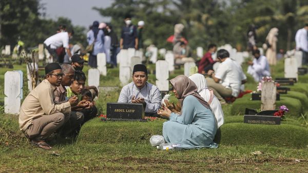 Panjat Doa Untuk Keluarga Saat Ziarah Kubur di Hari Lebaran