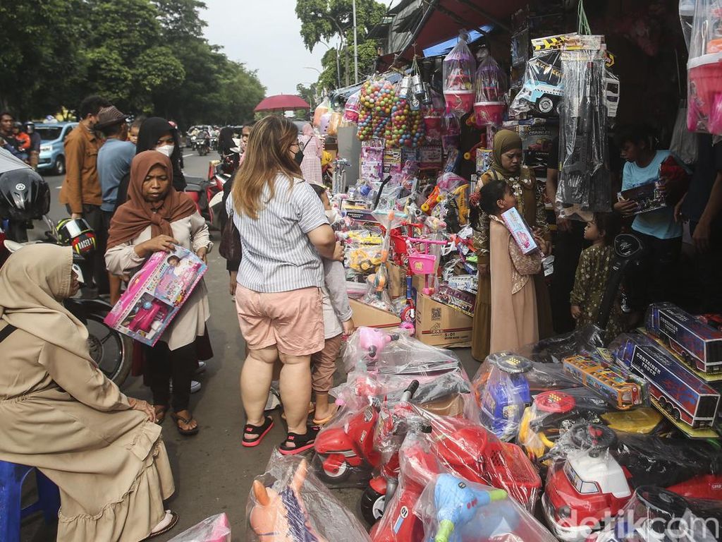Pasar Gembrong Diserbu Anak-anak di Hari Lebaran