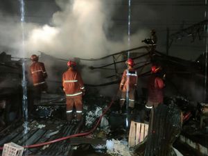 Kebakaran di Pasar Kemiri Muka Depok Hanguskan 20 Kios Pedagang