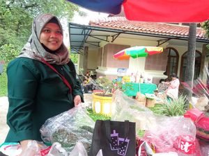 Senangnya Penjual Bunga di TMP Kalibata Untung Jutaan Saat Lebaran Senangnya Penjual Bunga di TMP Kalibata Untung Jutaan Saat Lebaran