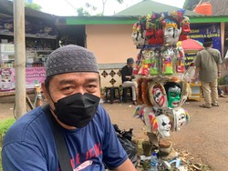 Ramai Peziarah Bawa Anak, Pedagang Mainan di TPU Menteng Pulo Panen Cuan