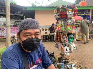 Ramai Peziarah Bawa Anak, Pedagang Mainan di TPU Menteng Pulo Panen Cuan Ramai Peziarah Bawa Anak, Pedagang Mainan di TPU Menteng Pulo Panen Cuan