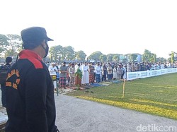 Bukti Toleransi, Pecalang Turut Amankan Salat Id di Denpasar
