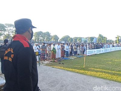Penuh Toleransi, Salat Idul Fitri di Bali Dijaga Pecalang