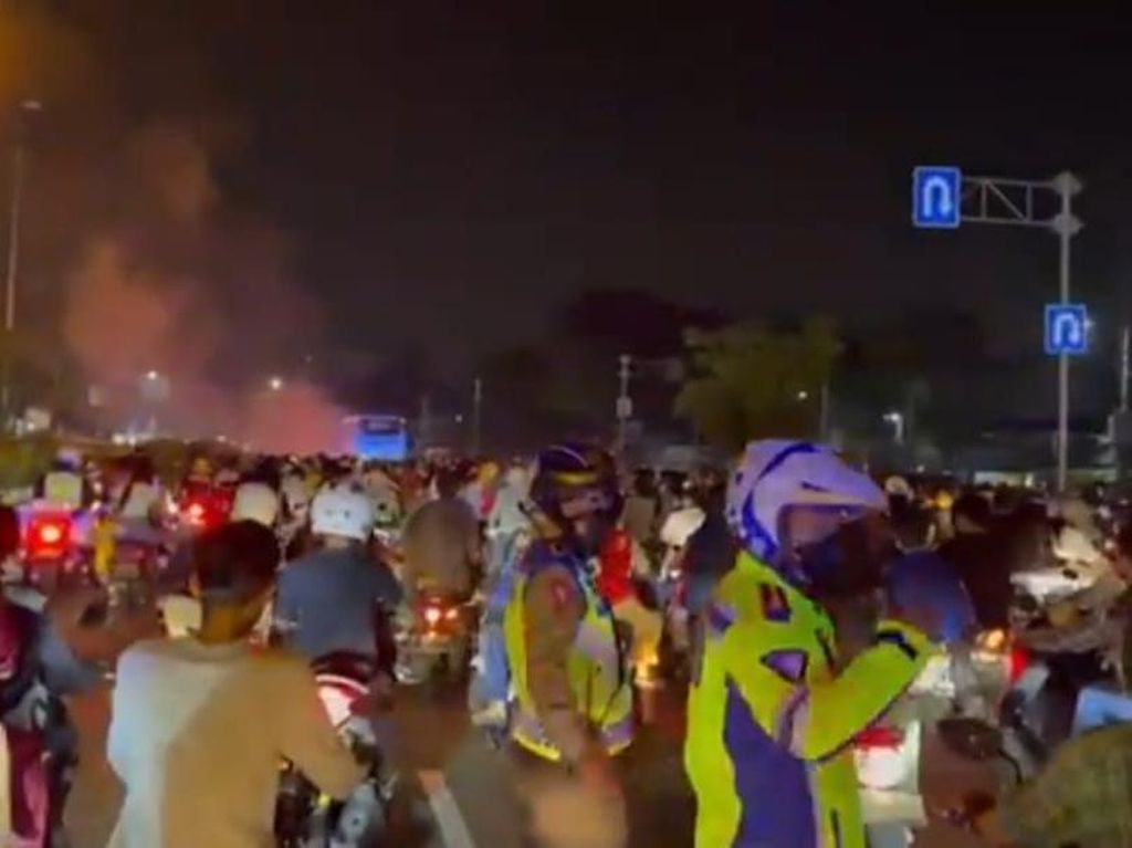 Polisi Bubarkan Kerumunan Warga di Kemayoran Saat Malam Takbiran