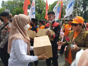 Saat Polisi Bagi-bagi Sembako Kepada Peserta Aksi May Day