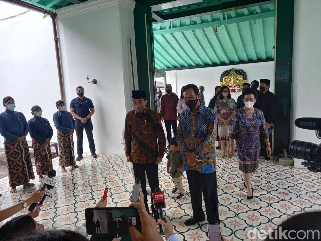 Usai Salat Id, Jokowi Silaturahmi dengan Sultan di Keraton Jogja
