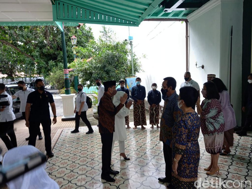 Snapshots: Suasana Akrab Sultan Bertemu Jokowi di Keraton Jogja
