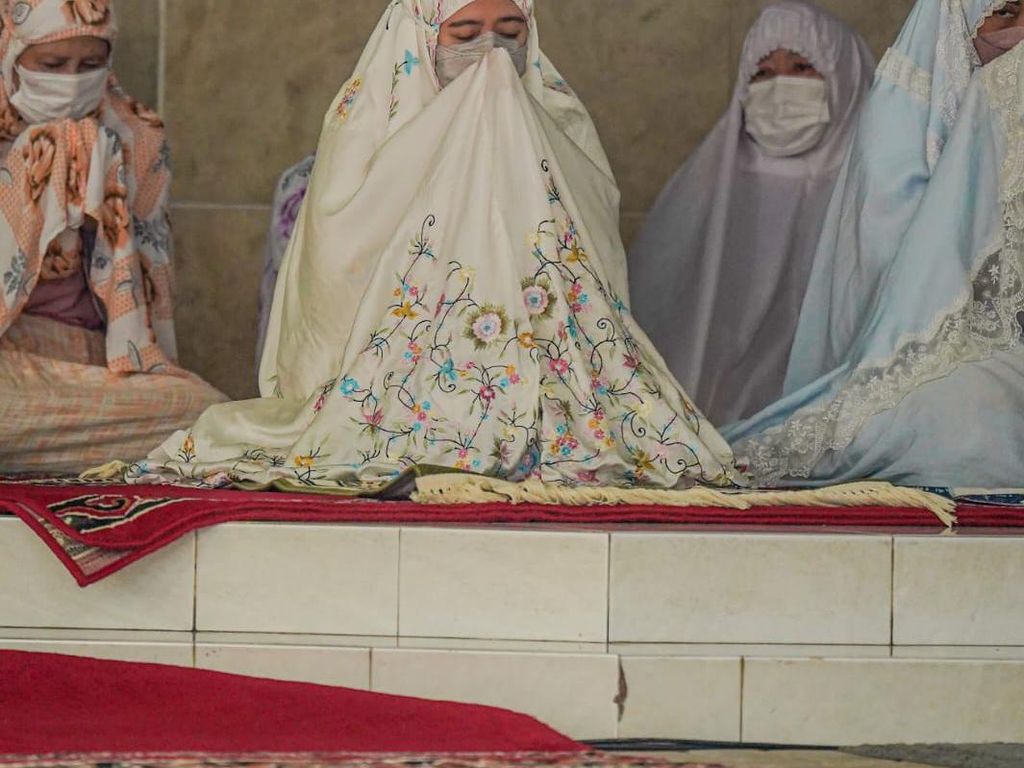 Puan Maharani Salat Id di Rumah Dinas Bareng Keluarga dan Staf Puan Maharani Salat Id di Rumah Dinas Bareng Keluarga dan Staf