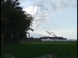 Puting Beliung di Jember Porak-porandakan Atap Gudang Tembakau