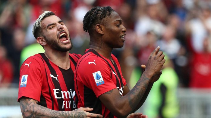 MILAN, ITALY - MAY 01: Rafael Leao celebrates with Theo Hernandez of AC Milan after scoring their teams first goal during the Serie A match between AC Milan and ACF Fiorentina at Stadio Giuseppe Meazza on May 01, 2022 in Milan, Italy. (Photo by Marco Luzzani/Getty Images)