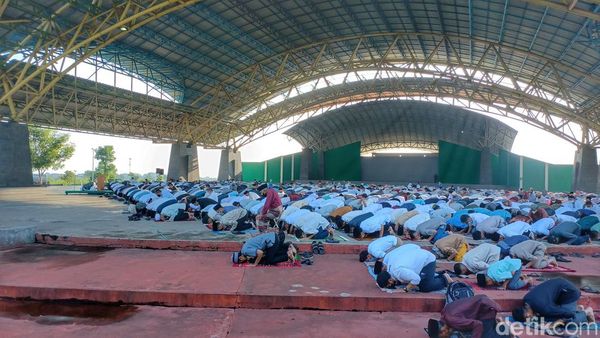 Ramai Warga Salat Idul Fitri di Dome Balerame Soreang